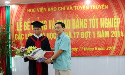 Học viện Báo chí và Tuyên truyền trao bằng thạc sỹ cho 300 học viên